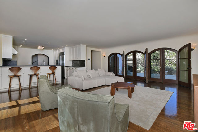 4352 Forman Avenue, Toluca Lake CA: https://media.crmls.org/mediaz/b8ef5d27-d6ea-415c-b2a9-00e6657cc338.jpg