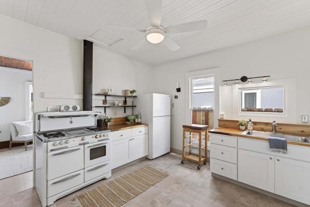 222 2nd Avenue, Santa Cruz CA: https://media.crmls.org/mediaz/b8f08c98-d611-4f1e-85fb-ea1644d52fa9.jpg
