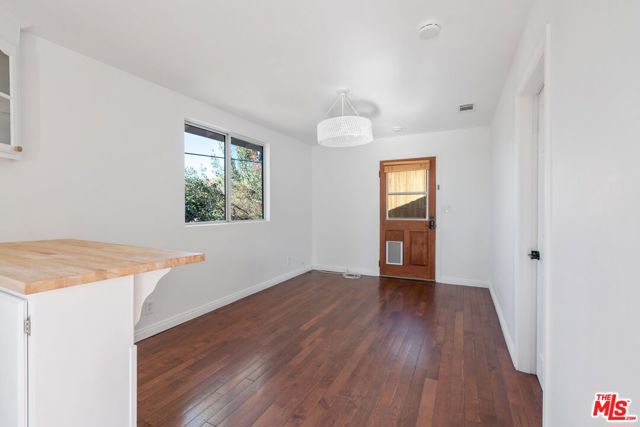 4011 1/2 Sunset Drive, Los Angeles CA: https://media.crmls.org/mediaz/b8f0cabc-63ce-4083-9429-e92da5f6dbbe.jpg