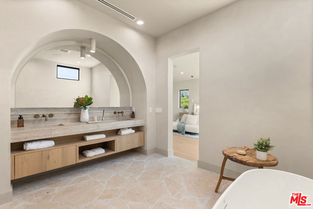 11746 La Maida Street, Valley Village CA: https://media.crmls.org/mediaz/b8f0eac1-e31f-4aea-b384-75903fea55c8.jpg