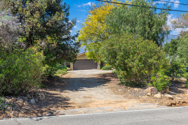 1585 Loma Drive, Ojai CA: https://media.crmls.org/mediaz/b8f0f150-e27e-4867-a091-0360c7ac15df.jpg