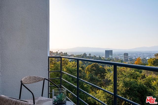 7209 Sunnydip Trail, Los Angeles CA: https://media.crmls.org/mediaz/b8f18ceb-1a18-44a0-afdc-027d42787dec.jpg