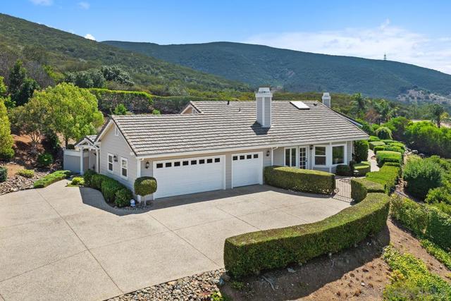 1324 Vista Colina Dr, San Marcos CA: https://media.crmls.org/mediaz/b8f1adf7-f8e5-4038-afe0-c672d34388aa.jpg