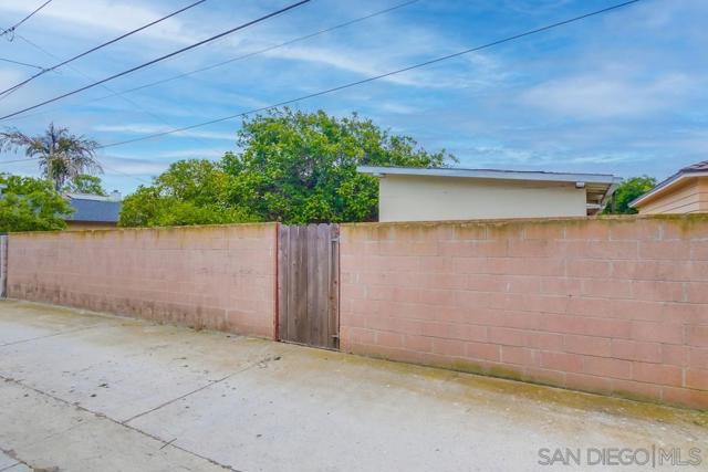1354 Chalcedony St, San Diego CA: https://media.crmls.org/mediaz/b8f2d126-e81b-4113-8c7a-852ac62a5408.jpg