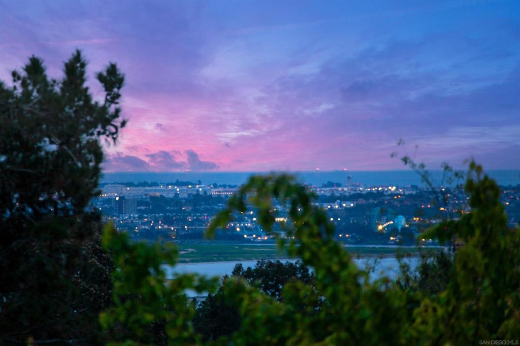 https://media.crmls.org/mediaz/b8f476d4-d45d-43c3-90d4-beeffee85bf5.jpg?preset=X-Large