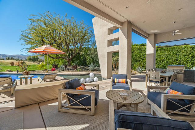 81 Royal Saint Georges Way, Rancho Mirage CA: https://media.crmls.org/mediaz/b8f56a1c-b498-4cb6-adad-7ce6446872a2.jpg
