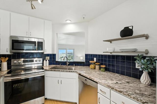 580 Pointe Pacific, Daly City CA: https://media.crmls.org/mediaz/b8f633ed-fe31-48ee-a356-b04f8ffe074a.jpg