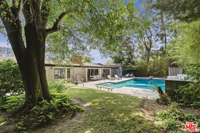 8630 Allenwood Road, Los Angeles CA: https://media.crmls.org/mediaz/b8f65271-4521-40d9-8c60-6768957bf497.jpg
