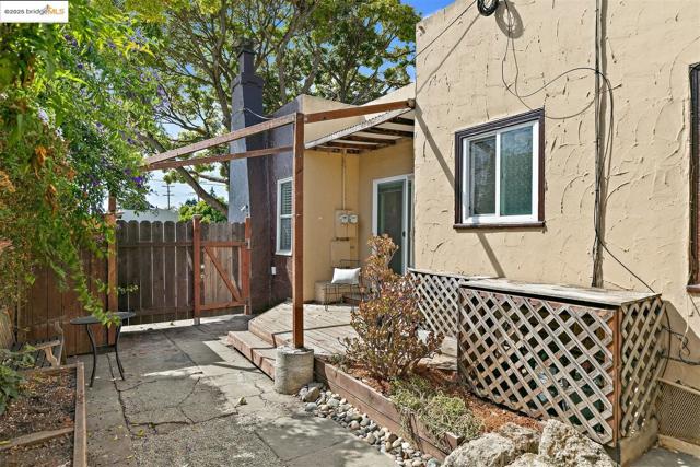 2201 Spaulding Ave, Berkeley CA: https://media.crmls.org/mediaz/b8f6be34-6e92-4059-8338-21f119cb5015.jpg