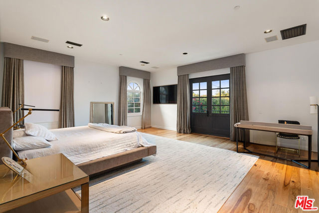 327 22nd Street, Santa Monica CA: https://media.crmls.org/mediaz/b8f6c48f-295e-48fe-8e17-ad1f64bb7120.jpg