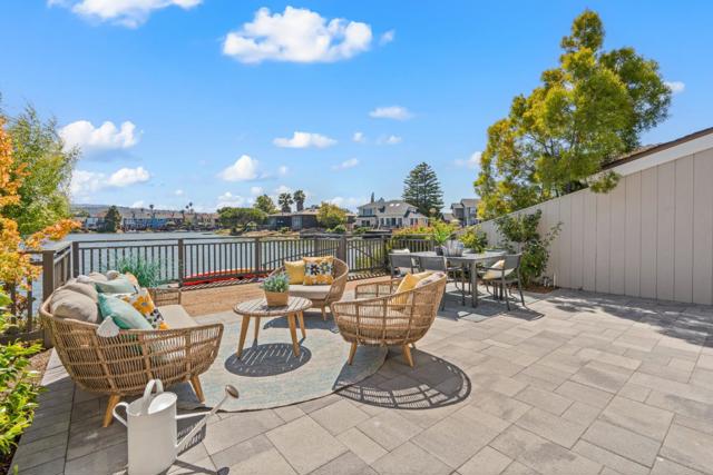17 Spinnaker Place, Redwood City CA: https://media.crmls.org/mediaz/b8f745dd-bde9-4be5-a0e1-6749e4c1770d.jpg