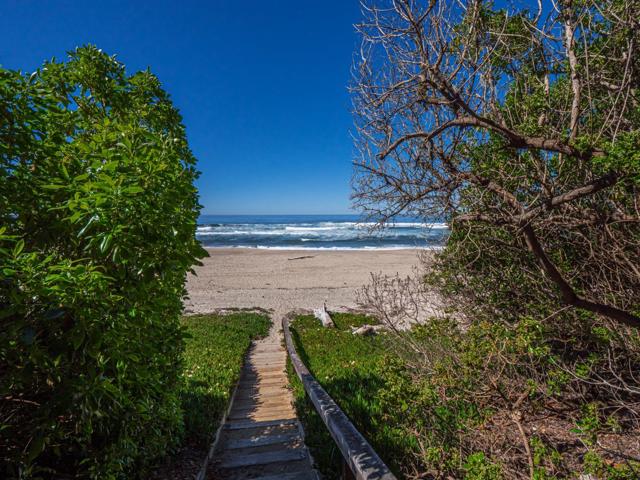 372 Oceanview Drive, La Selva Beach CA: https://media.crmls.org/mediaz/b8f78bc4-a2bb-457f-a210-72136a1e7dfd.jpg
