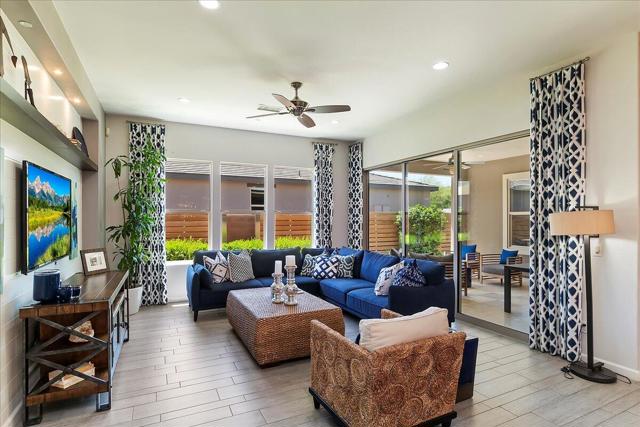 51678 Hawthorne Court, Indio CA: https://media.crmls.org/mediaz/b8f89de2-f509-4683-a438-bf9b7c297598.jpg