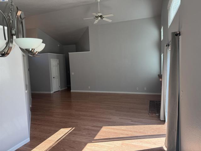 570 Daffodil Dr, Benicia CA: https://media.crmls.org/mediaz/b8f8dbef-1ece-4b2e-8685-60301fb9ddbd.jpg