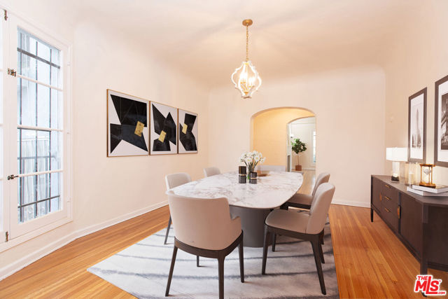 181 S Sycamore Avenue, Los Angeles CA: https://media.crmls.org/mediaz/b8f8e2ce-42fc-4420-a92c-2b33f8da8a3a.jpg