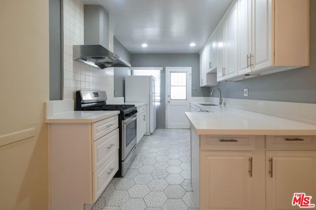 854 1/2 S Plymouth Boulevard, Los Angeles CA: https://media.crmls.org/mediaz/b8f8e798-0a85-4cc6-b253-bf60190930ef.jpg