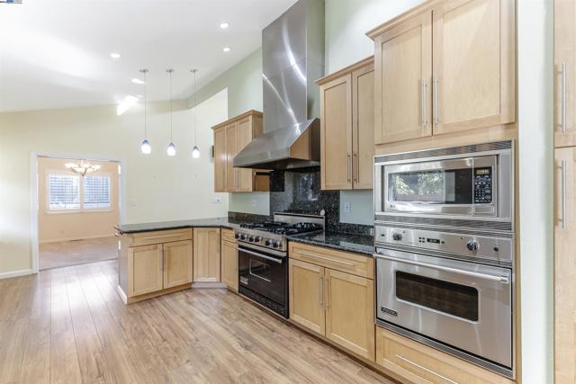 Image 4 of 46 For 18745 Cavendish Dr