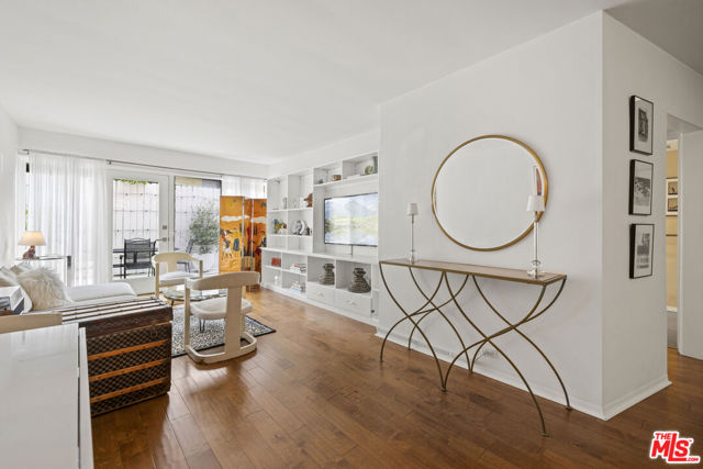 1400 N Hayworth Avenue, West Hollywood CA: https://media.crmls.org/mediaz/b8f98ec3-5d07-4d5d-abb7-499d4c1f9294.jpg
