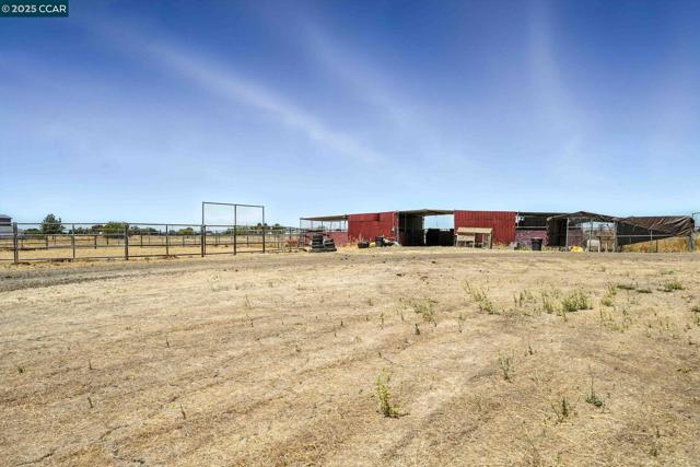 1950 Tule Ln, Knightsen CA: https://media.crmls.org/mediaz/b8fa010e-827b-470b-85ff-2ad48238eef2.jpg