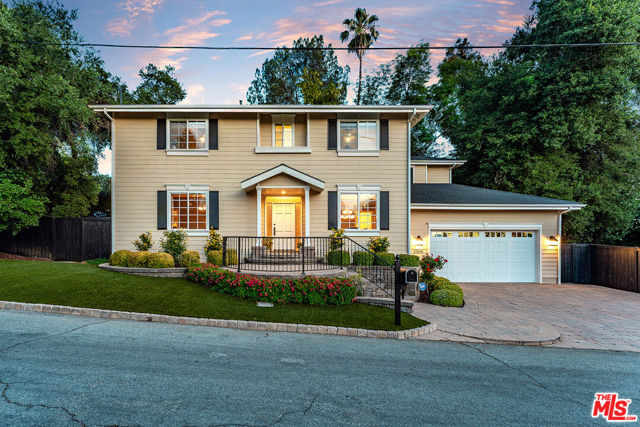 23040 Blue Bird Drive, Calabasas CA: https://media.crmls.org/mediaz/b8fa4617-3564-4f53-927a-4a93d0bb0a55.jpg