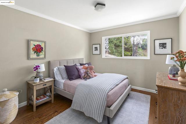 21 Maggiora Ct, Oakland CA: https://media.crmls.org/mediaz/b8fcc691-ac85-466a-b739-b865fe996e47.jpg