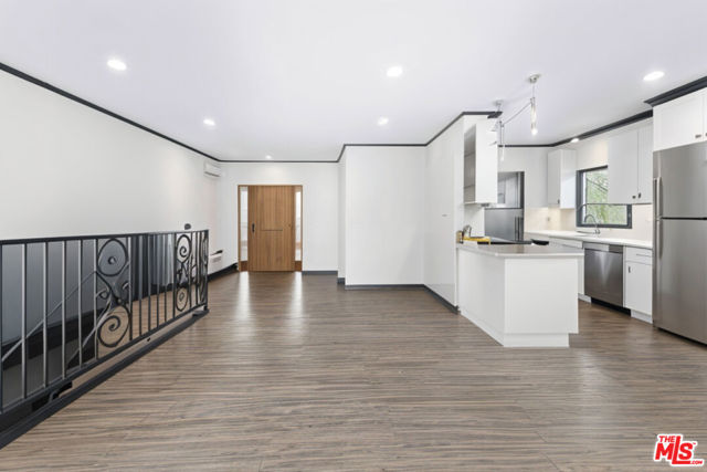 7083 Highcliff Trail, Tujunga CA: https://media.crmls.org/mediaz/b8fccc26-3dd0-4fac-94bd-cb7134d047d3.jpg