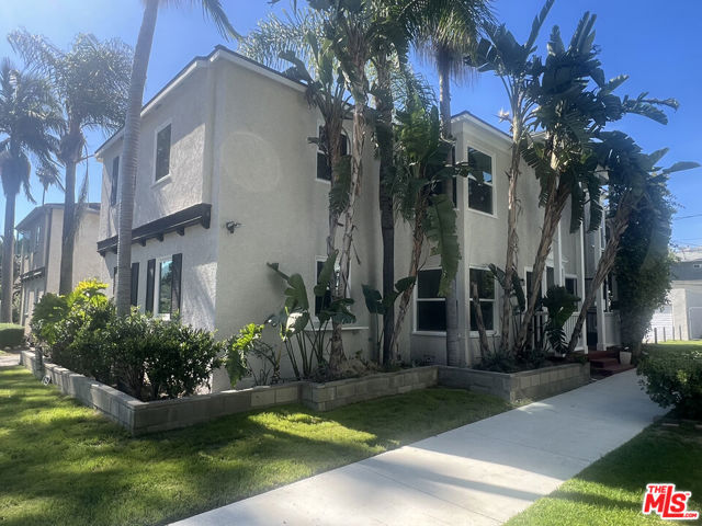 4129 1/2 W Toluca Lake Avenue, Burbank CA: https://media.crmls.org/mediaz/b8fd69c9-4a72-4548-9f73-a4c639707dd5.jpg
