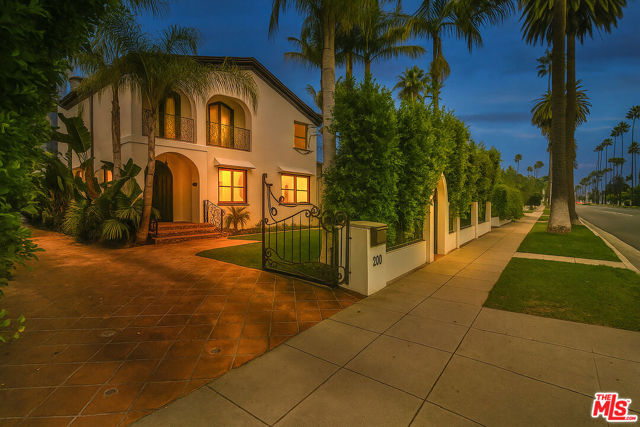 209 N Doheny Drive, Beverly Hills CA: https://media.crmls.org/mediaz/b8fd7aed-09fd-4eb9-a22e-a8557a1be74d.jpg