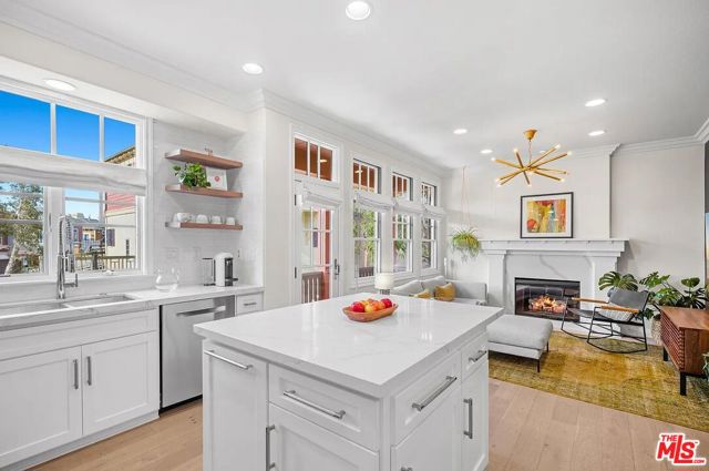 2584 Bungalow Place, Corona del Mar CA: https://media.crmls.org/mediaz/b8fd86d3-aa35-42a8-8608-d2d3ab9981eb.jpg