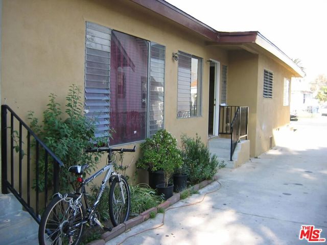 1372 W 36th Street, Los Angeles CA: https://media.crmls.org/mediaz/b8fe7e50-e6b0-4ebc-9f43-a44221c92bc1.jpg