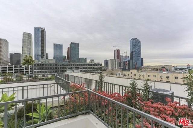 744 Hartford Avenue, Los Angeles CA: https://media.crmls.org/mediaz/b8ff6afb-65af-4201-93dd-e945efbd7a53.jpg