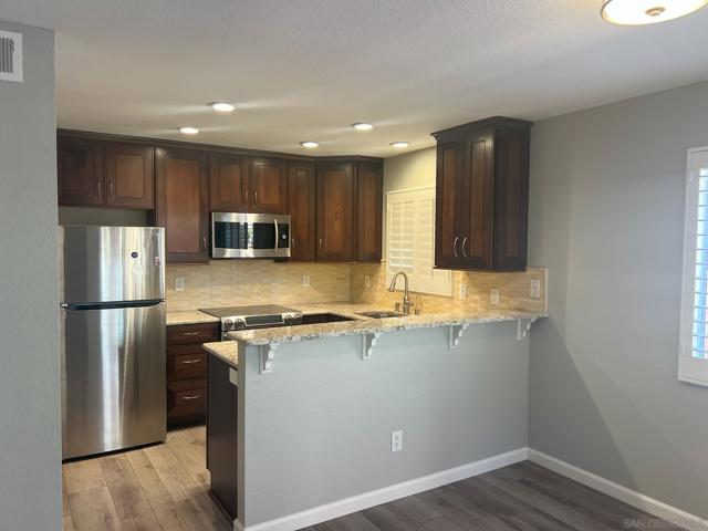 11349 Avenida DeLos Lobos Unit F, San Diego CA: https://media.crmls.org/mediaz/b8ffac25-7308-43dd-8927-4314c9a32cc3.jpg
