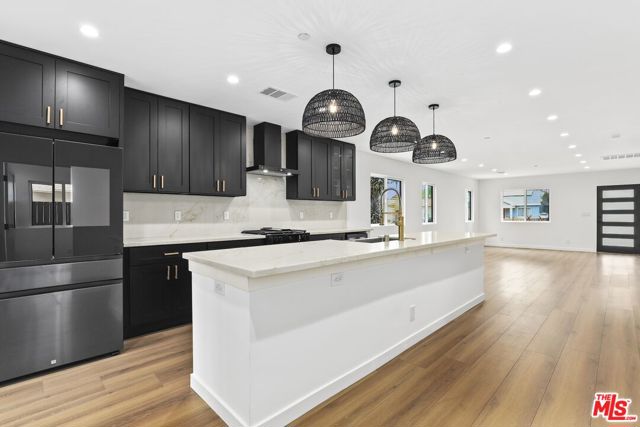 2700 S Palm Grove Avenue, Los Angeles CA: https://media.crmls.org/mediaz/b9001aef-ebb8-44b2-bd31-4237d64812ef.jpg