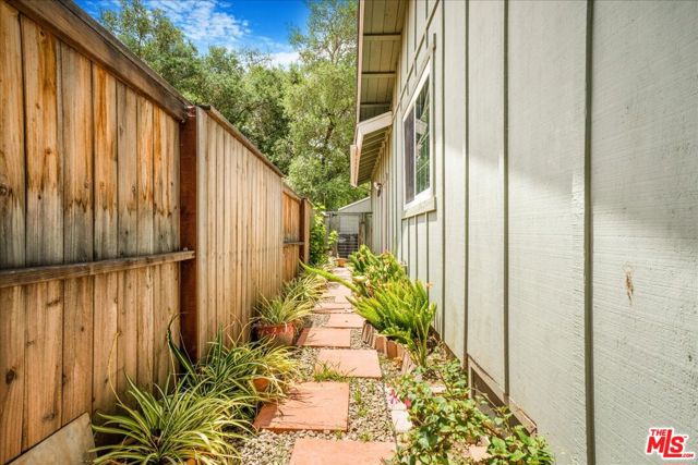 754 Fernando Street, Ojai CA: https://media.crmls.org/mediaz/b90029ff-f8de-4c06-b3fa-8225c8a71bfc.jpg