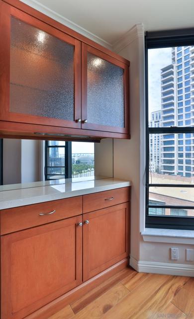 500 W Harbor Dr, San Diego CA: https://media.crmls.org/mediaz/b9004e72-18fa-4e99-b301-e6e474d6e0d0.jpg