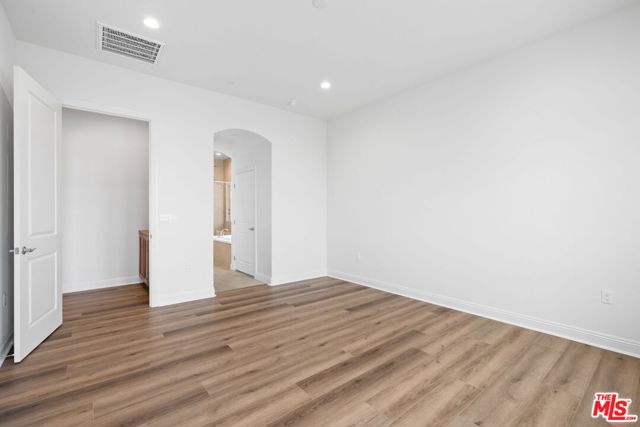 3719 Pathway Court, Bakersfield CA: https://media.crmls.org/mediaz/b900ccff-80fc-4470-8872-beeadf25e3fb.jpg