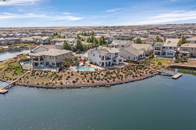 2495 Kruip Ct, Lathrop CA: https://media.crmls.org/mediaz/b90144e6-d9d2-40ac-a40c-cf9d730a3ccf.jpg