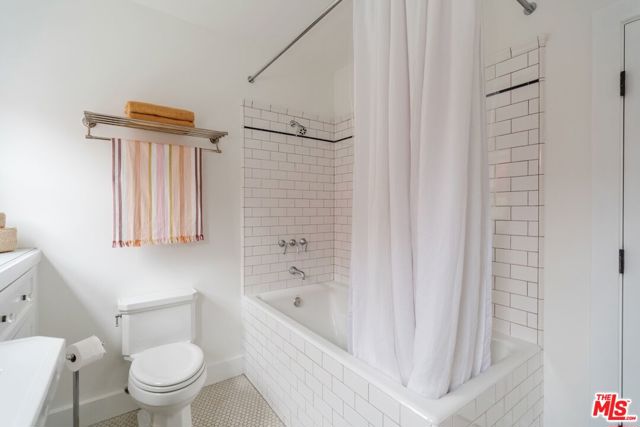 226 N Arden Boulevard, Los Angeles CA: https://media.crmls.org/mediaz/b90293a6-63bc-4529-9c07-d9cd1727bcb4.jpg