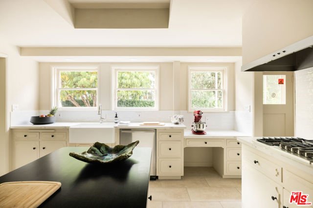 324 S Rimpau Boulevard, Los Angeles CA: https://media.crmls.org/mediaz/b90300ba-d177-494c-b13c-cced8a10e41c.jpg