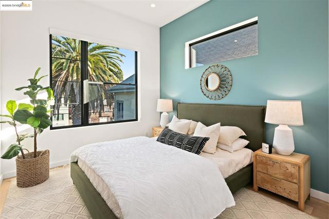 3317 Harrison St, Oakland CA: https://media.crmls.org/mediaz/b9038353-672a-46f2-bb9c-c7588311905a.jpg