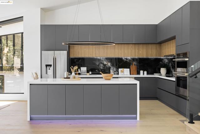7270 Woodrow Dr, Oakland CA: https://media.crmls.org/mediaz/b903880e-9a0a-436f-a1a6-4a1120f61886.jpg