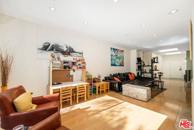 2111 S Beverly Glen Boulevard, Los Angeles CA: https://media.crmls.org/mediaz/b9042923-6539-4d63-b80e-50477ba8d6e9.jpg