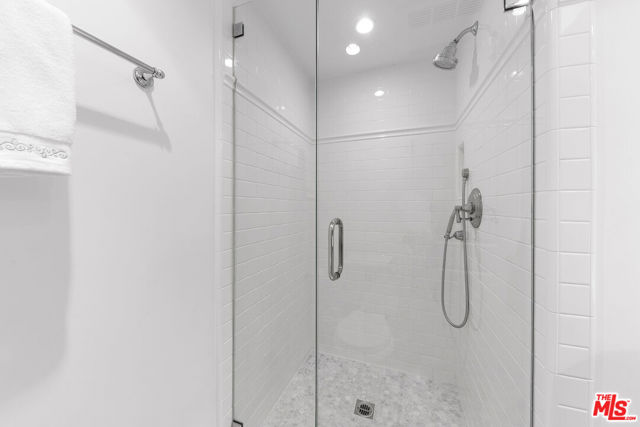 11856 Beach Club Way, Malibu CA: https://media.crmls.org/mediaz/b904c92f-6986-45e3-96b8-9182d7eb7583.jpg