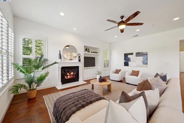 2307 Vineyard Heights Ln, Pleasanton CA: https://media.crmls.org/mediaz/b9052b02-9d21-4e36-9786-d8da441cba6e.jpg