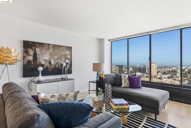 565 Bellevue Ave, Oakland CA: https://media.crmls.org/mediaz/b90532dd-a177-483a-9751-760244437749.jpg