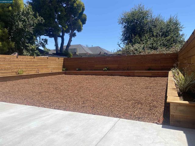 218 Bissell Ave, Richmond CA: https://media.crmls.org/mediaz/b90592fe-38f1-47c3-9e82-9c305d1343de.jpg