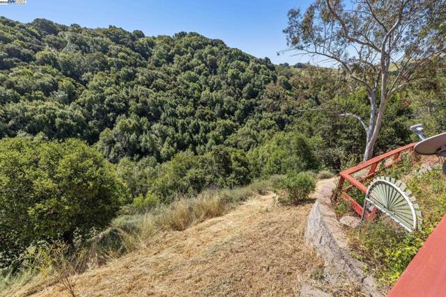 3483 Skyline Dr, Hayward CA: https://media.crmls.org/mediaz/b9061388-93b5-478f-b045-94711461c257.jpg