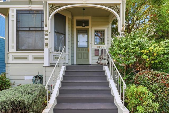 1822 San Antonio Ave, Alameda CA: https://media.crmls.org/mediaz/b9069b70-701e-4a18-ad58-67b6a20ec244.jpg