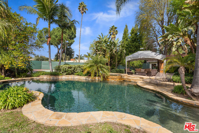 23301 Collins Street photo 4