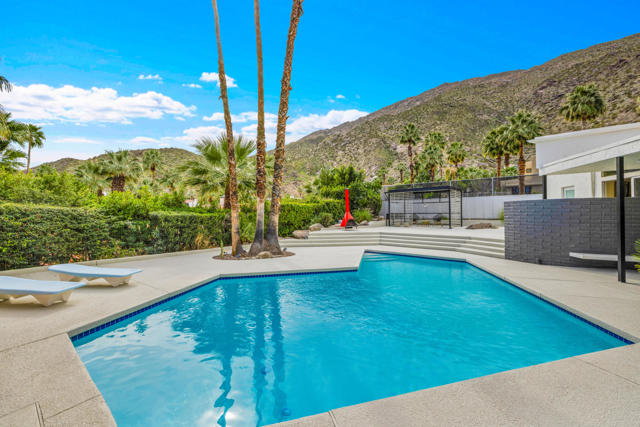 345 W Crestview Drive, Palm Springs, CA 92264